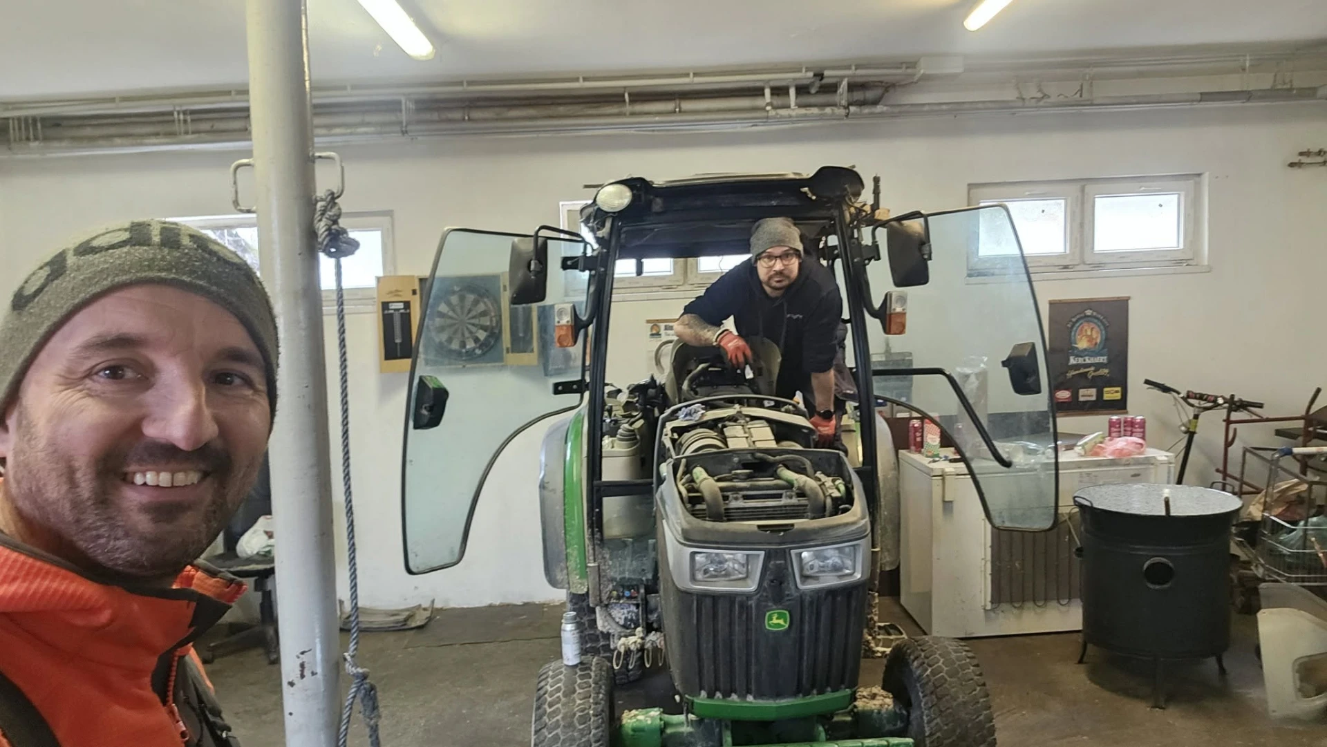 A Szélvédős Feri csapata az elkészült munka mellett a traktor előtt
