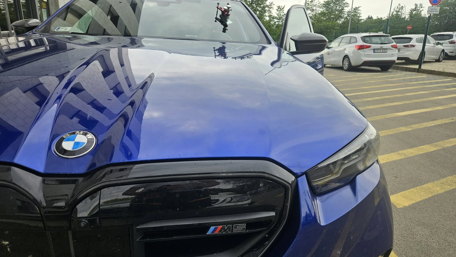 BMW M5 a szélvédőjavítás helyszínén